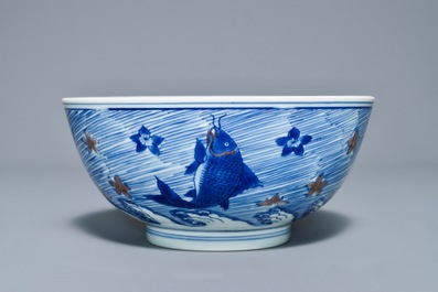 Un bol en porcelaine de Chine bleu, blanc et rouge de cuivre aux carpes et cr&eacute;atures marines, marque de Xuande, Kangxi